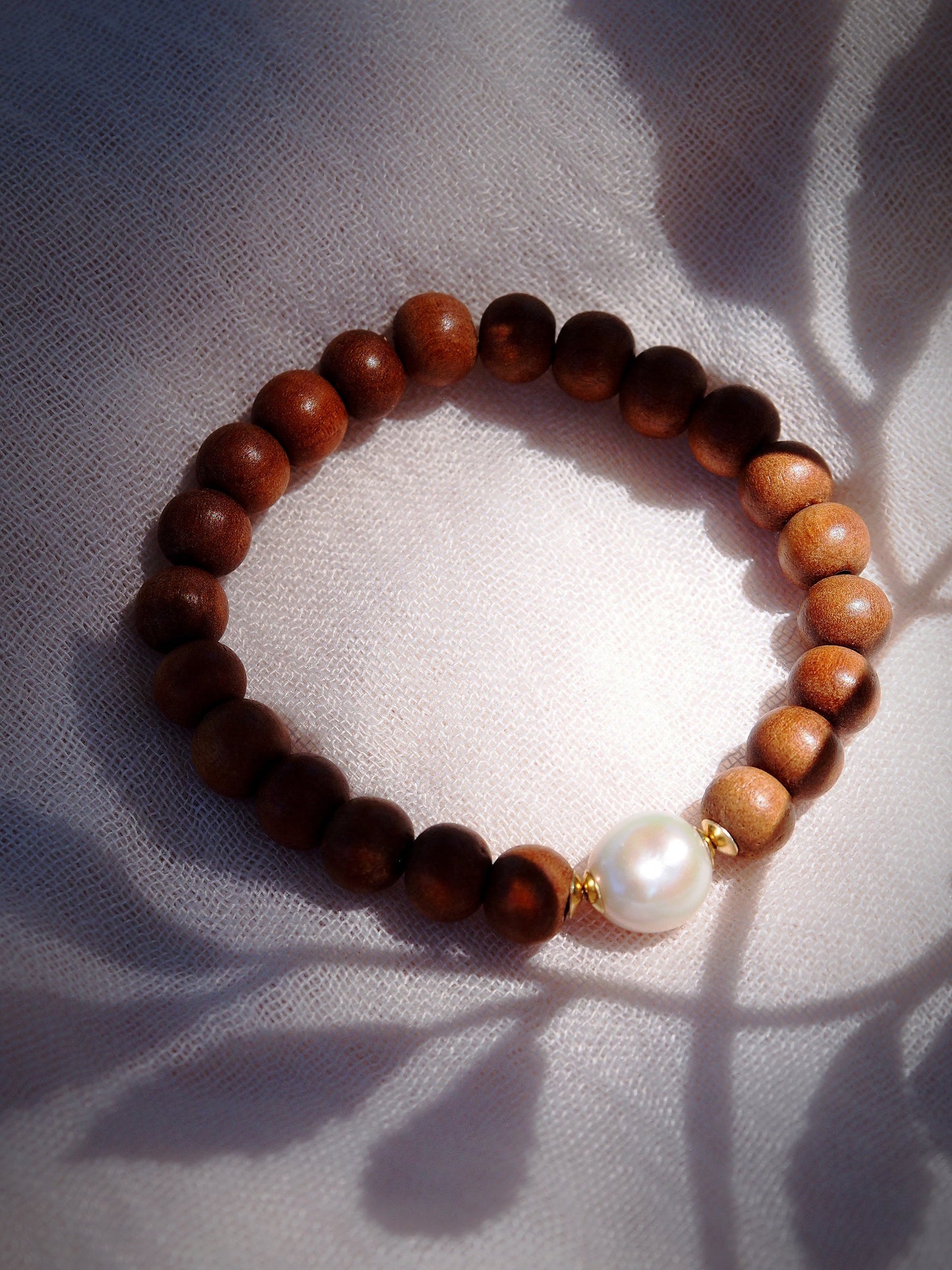 STRETCHY WHITE PEARL SANDALWOOD BRACELET - KAMAHA'O