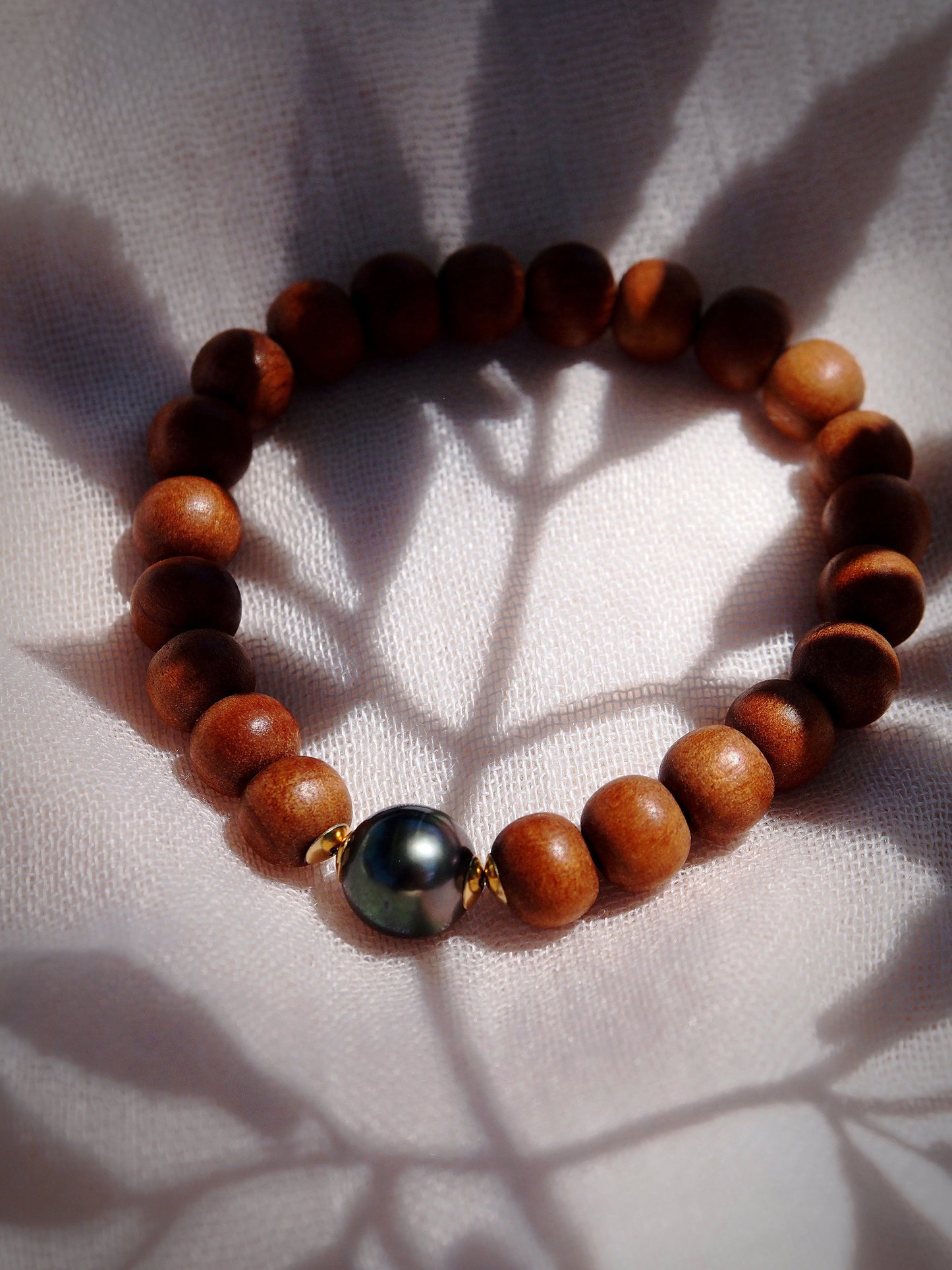 STRETCHY TAHITIAN PEARL SANDALWOOD BRACELET - KAIEMI