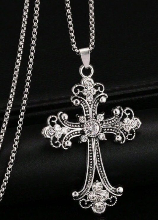 THE MATERIAL GIRL - VINTAGE CRYSTAL CROSS PENDANT NECKLACE – ORNATE SILVER TONE