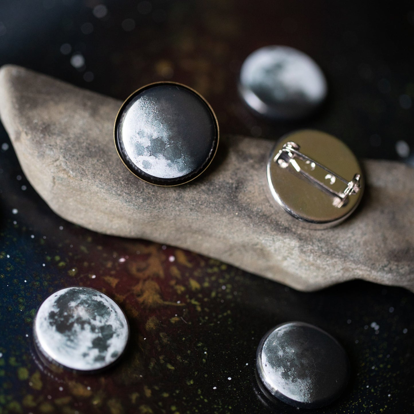INTERCHANGEABLE MOON PHASE LAPEL PIN