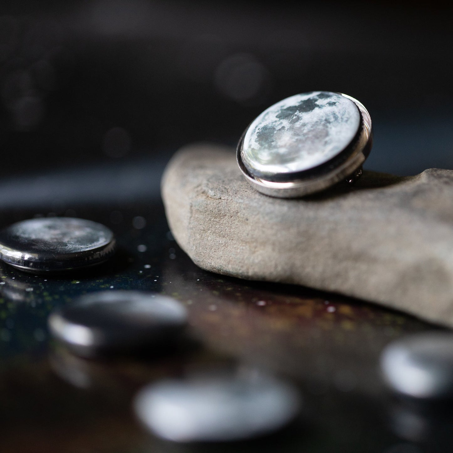 INTERCHANGEABLE MOON PHASE LAPEL PIN