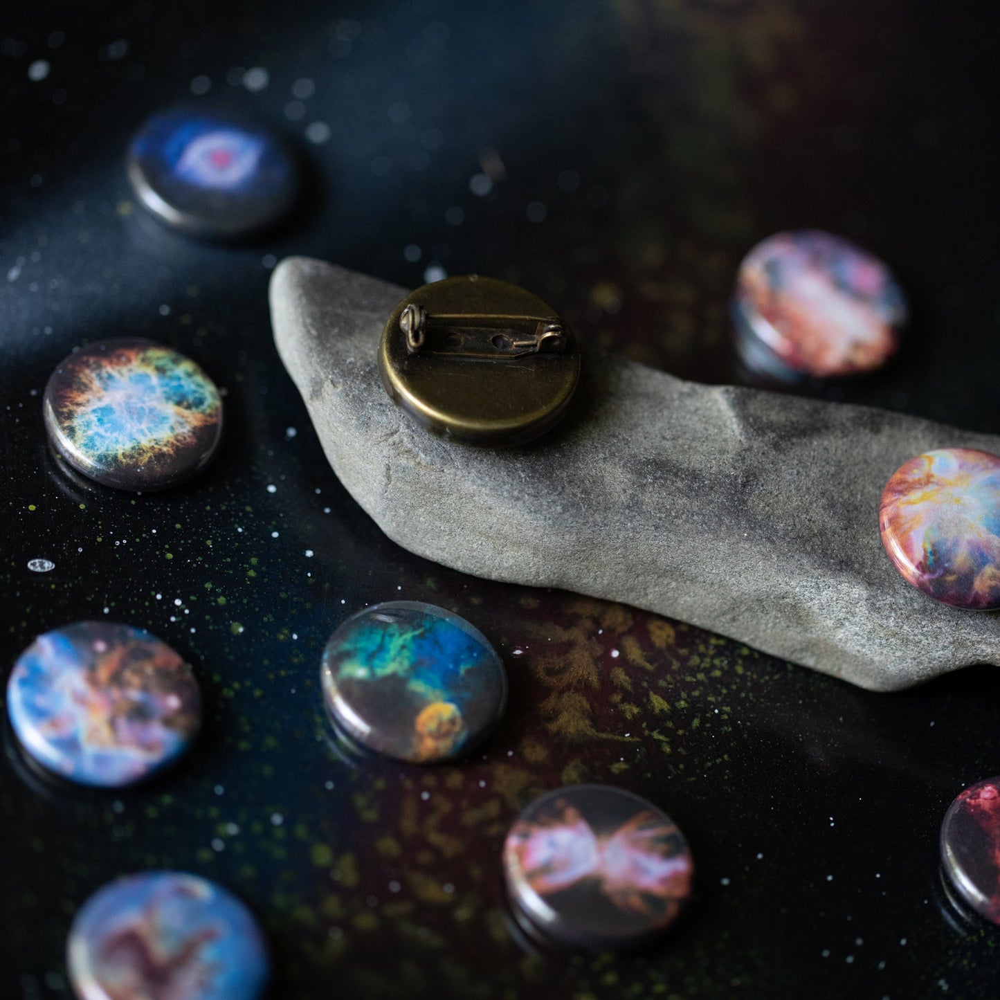 INTERCHANGEABLE NEBULA LAPEL PIN