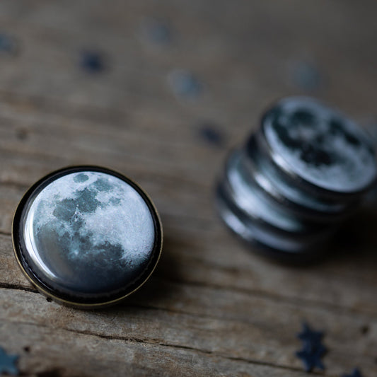 INTERCHANGEABLE MOON PHASE LAPEL PIN