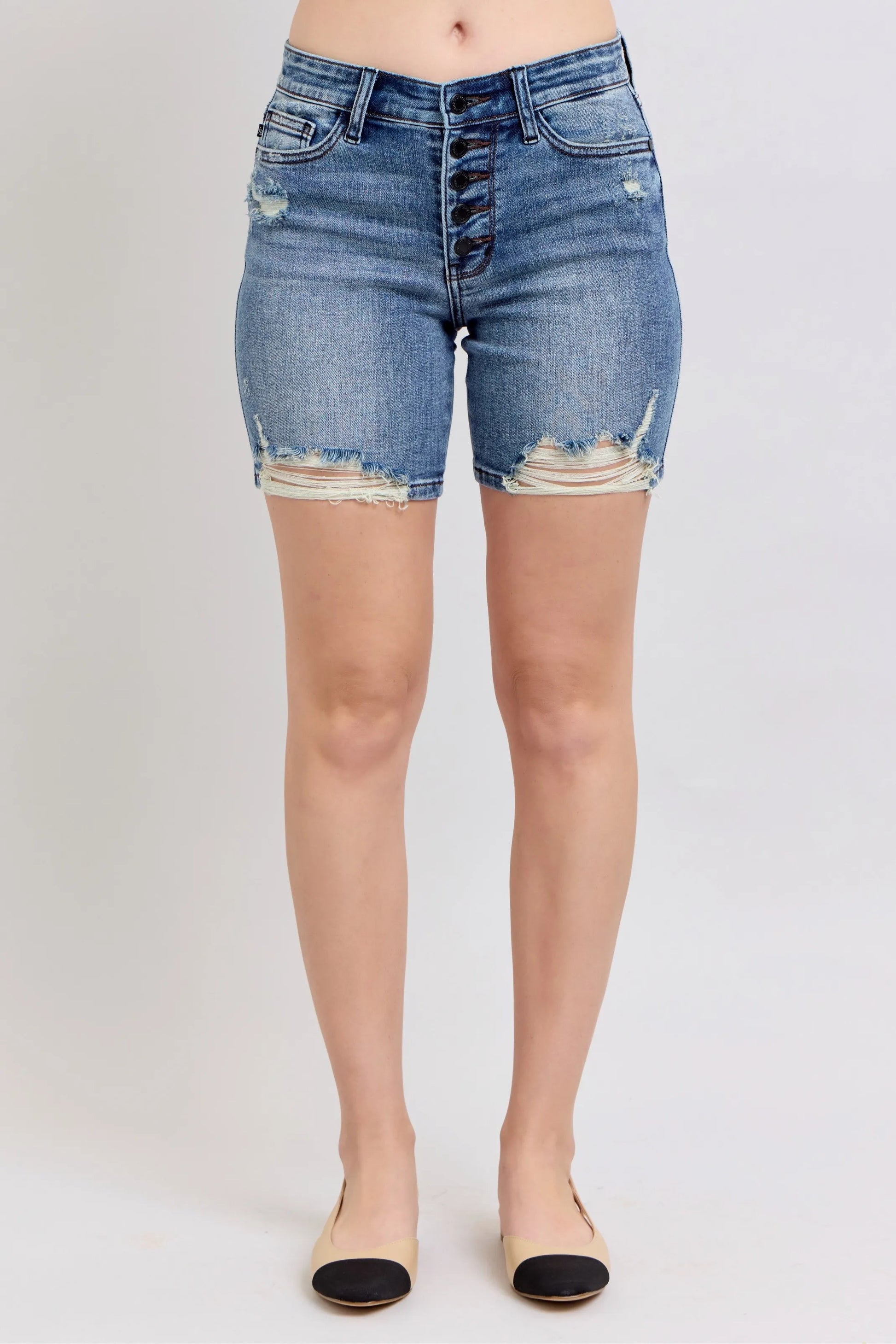 JUDY BLUE BUTTON FLY MID LENGTH DENIM SHORTS W/ DESTROY