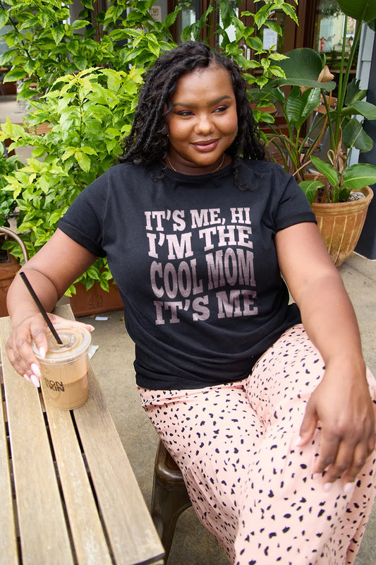 SIMPLY LOVE FULL SIZE IT'S ME,HI I'M THE COOL MOM IT'S ME ROUND NECK T-SHIRT