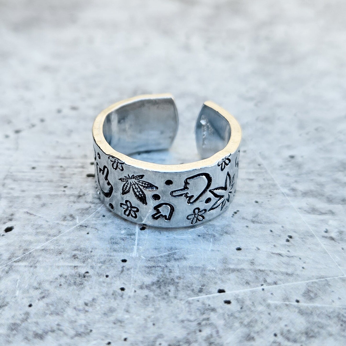 HEMP LEAF MIDDLE FINGER RING