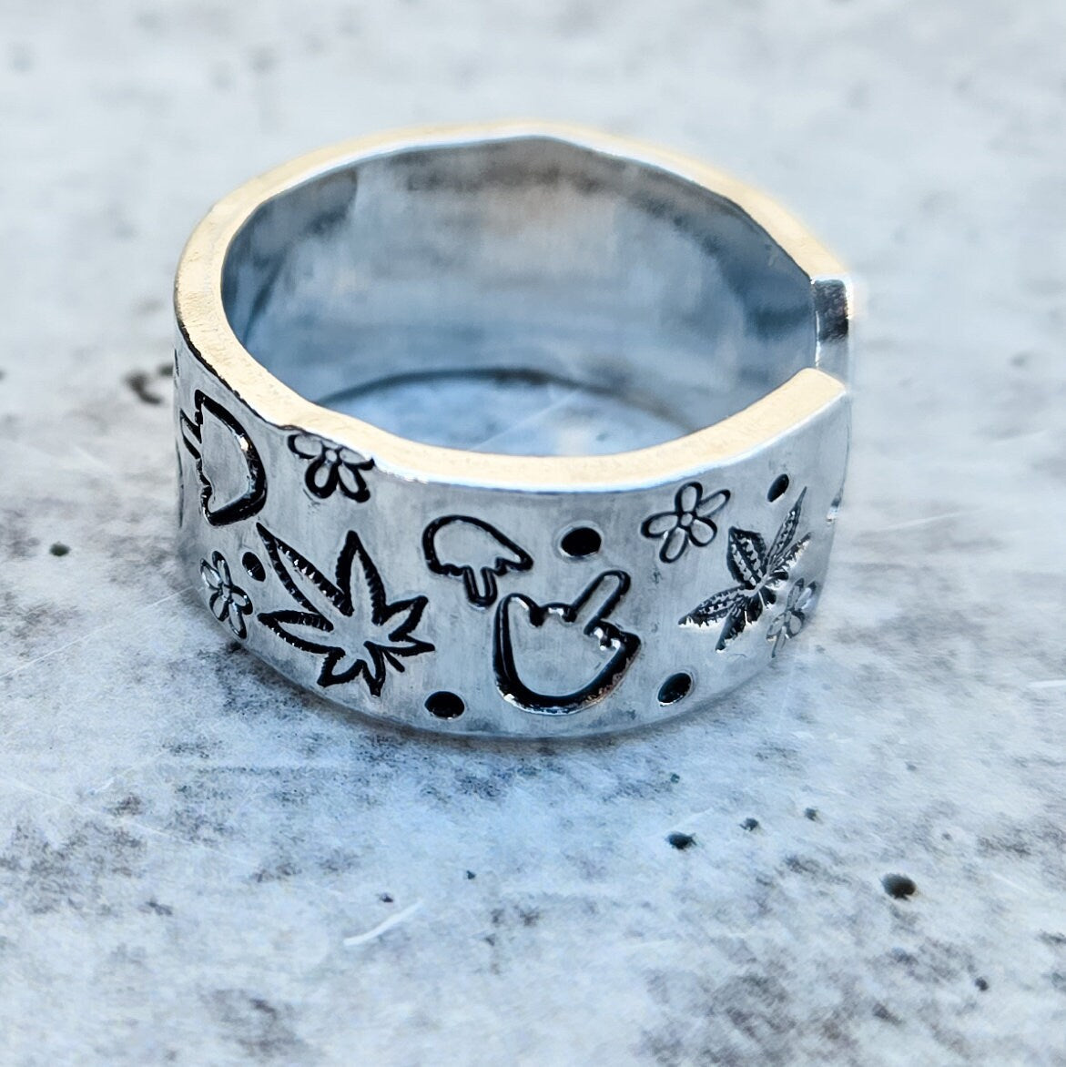 HEMP LEAF MIDDLE FINGER RING