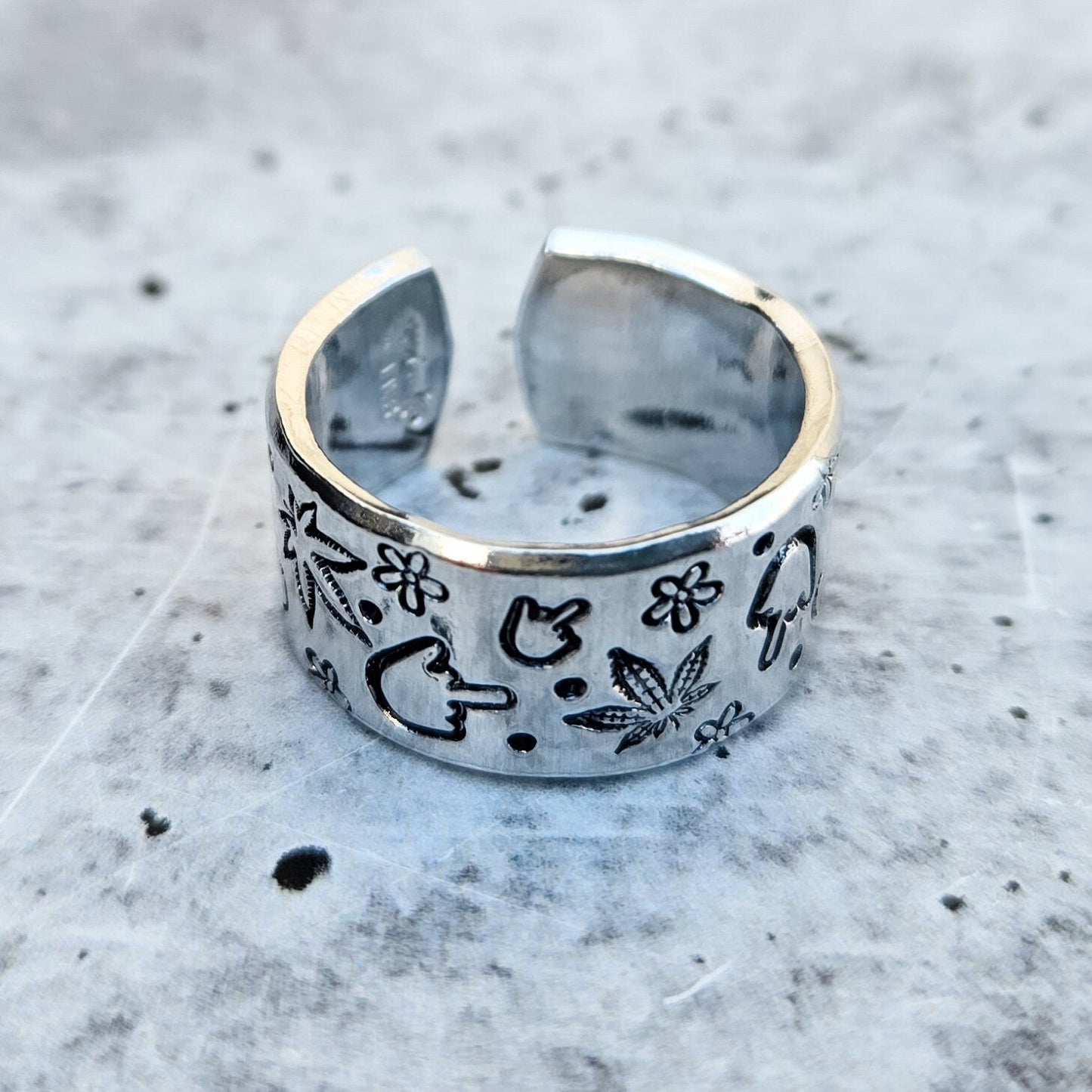 HEMP LEAF MIDDLE FINGER RING