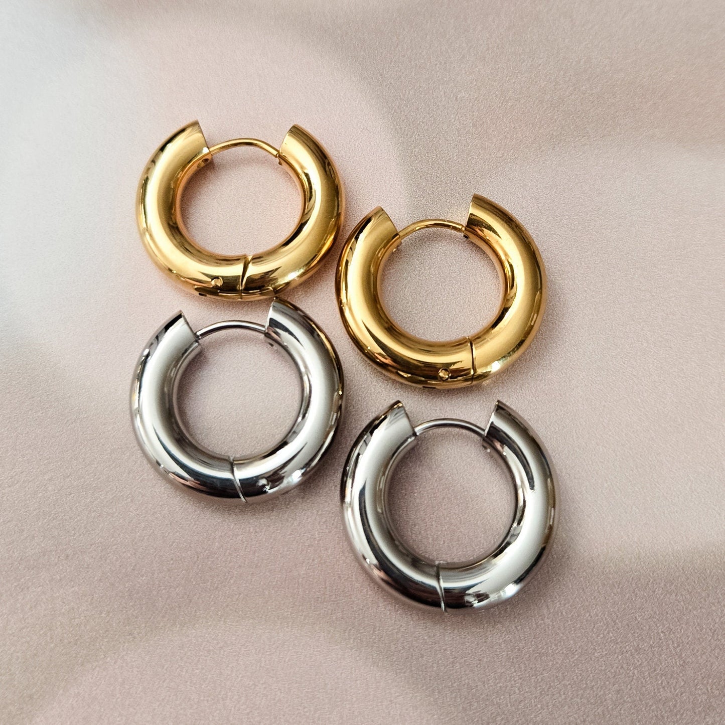 CHUNKY HUGGIES HOOP EARRINGS