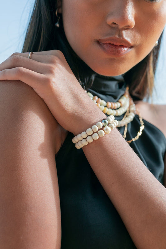 STRETCHY WHITE PEARL LIGHT WOOD BRACELET - KAHULA