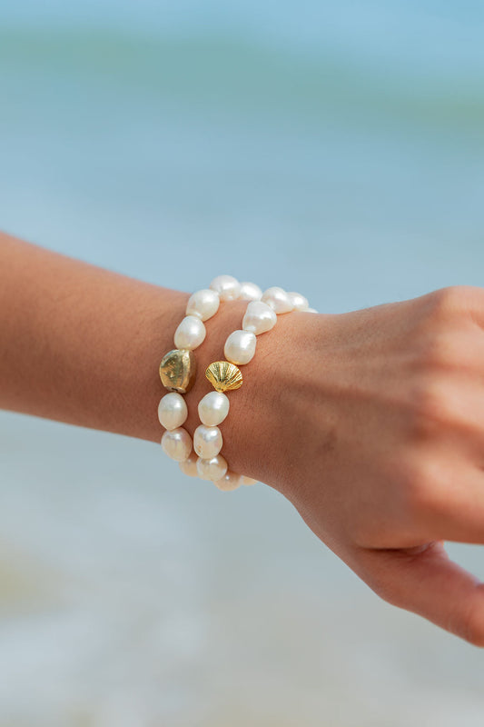 STRETCHY PEARL BRACELET WITH GOLD SHELL ACCENT - NANEA