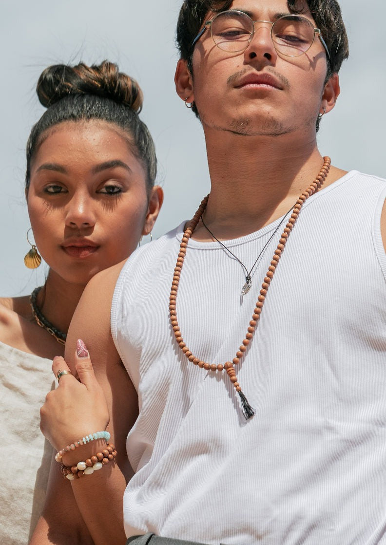 STRETCHY WHITE PEARL SANDALWOOD BRACELET - KAMAHA'O