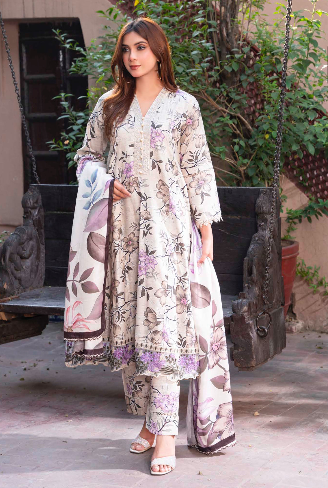 TRADITIONAL PAKISTANI SALWAR KAMEEZ – ETHNIC WEAR FOR WOMEN-01