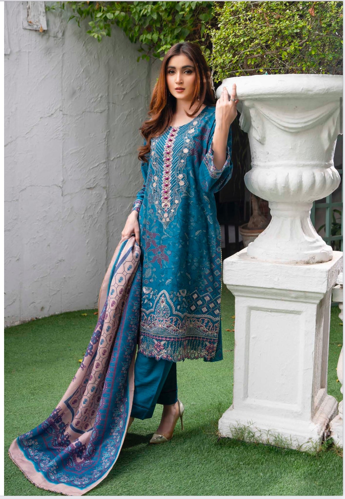 TRADITIONAL PAKISTANI SALWAR KAMEEZ – ETHNIC WEAR FOR WOMEN-12
