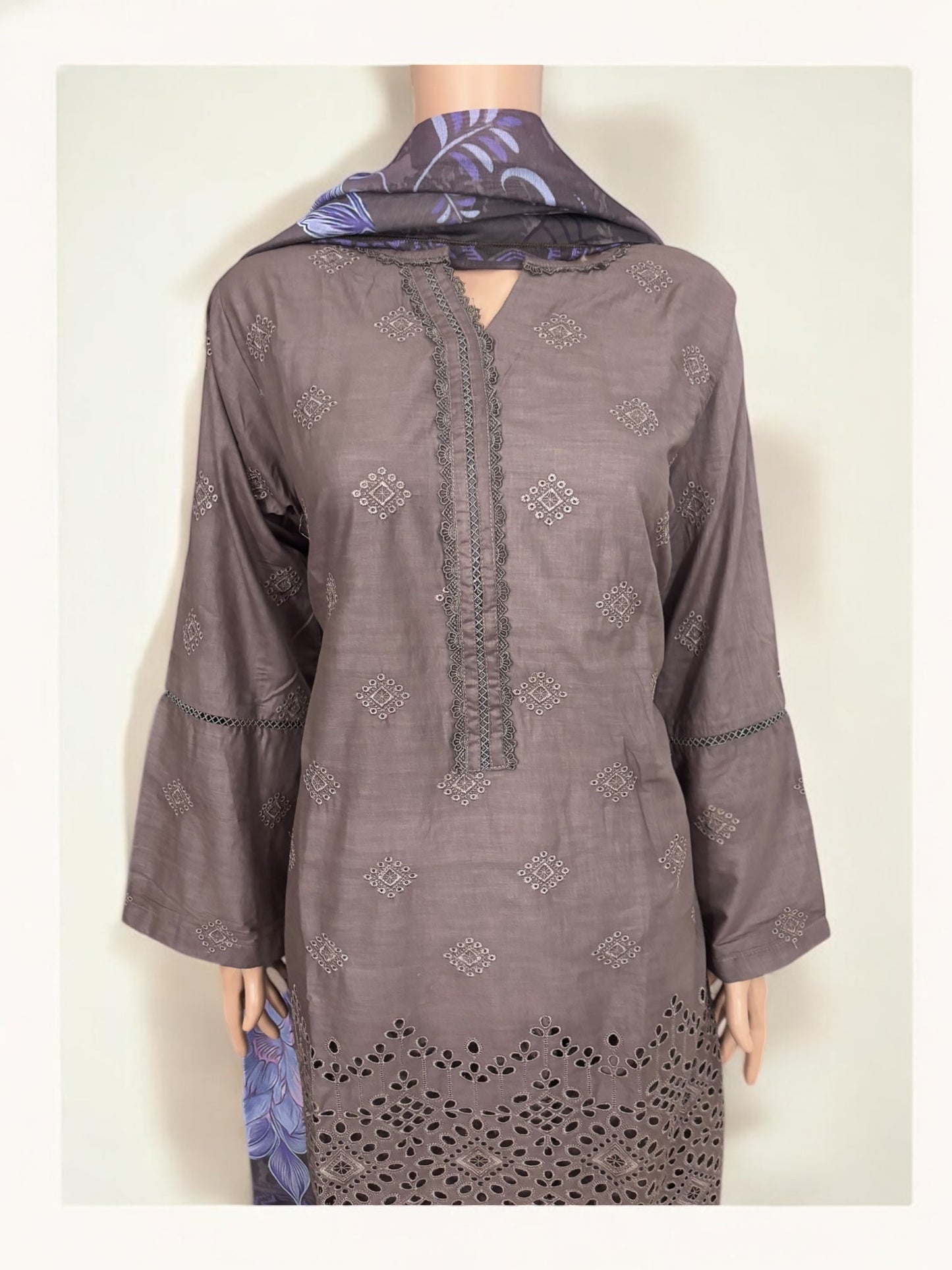 TRADITIONAL PAKISTANI SALWAR KAMEEZ – ETHNIC WEAR FOR WOMEN-271