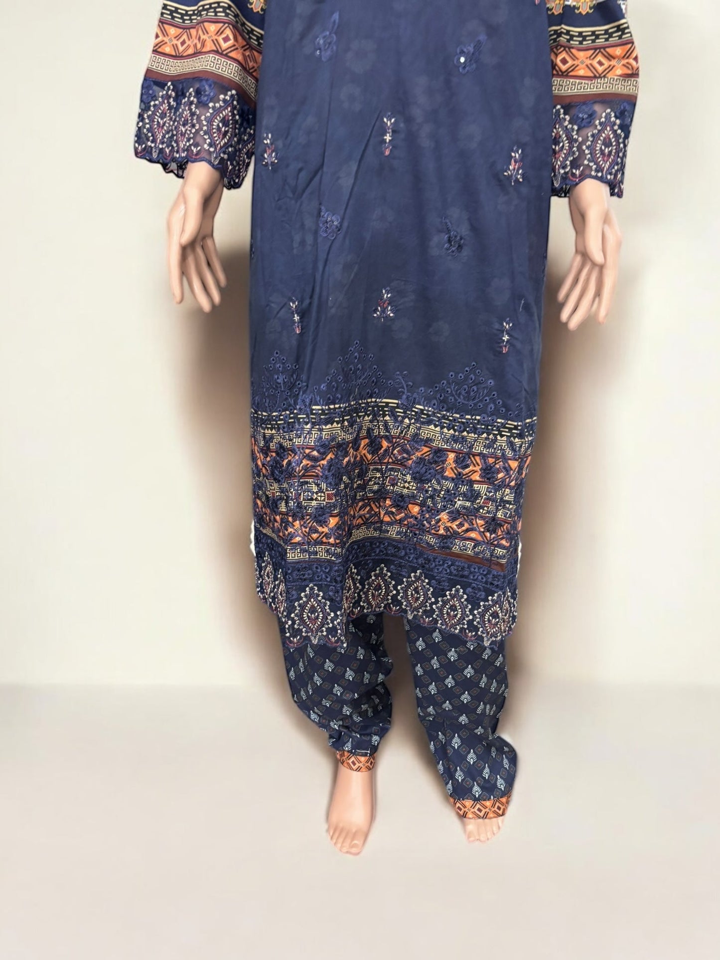 TRADITIONAL PAKISTANI SALWAR KAMEEZ – ETHNIC WEAR FOR WOMEN-275