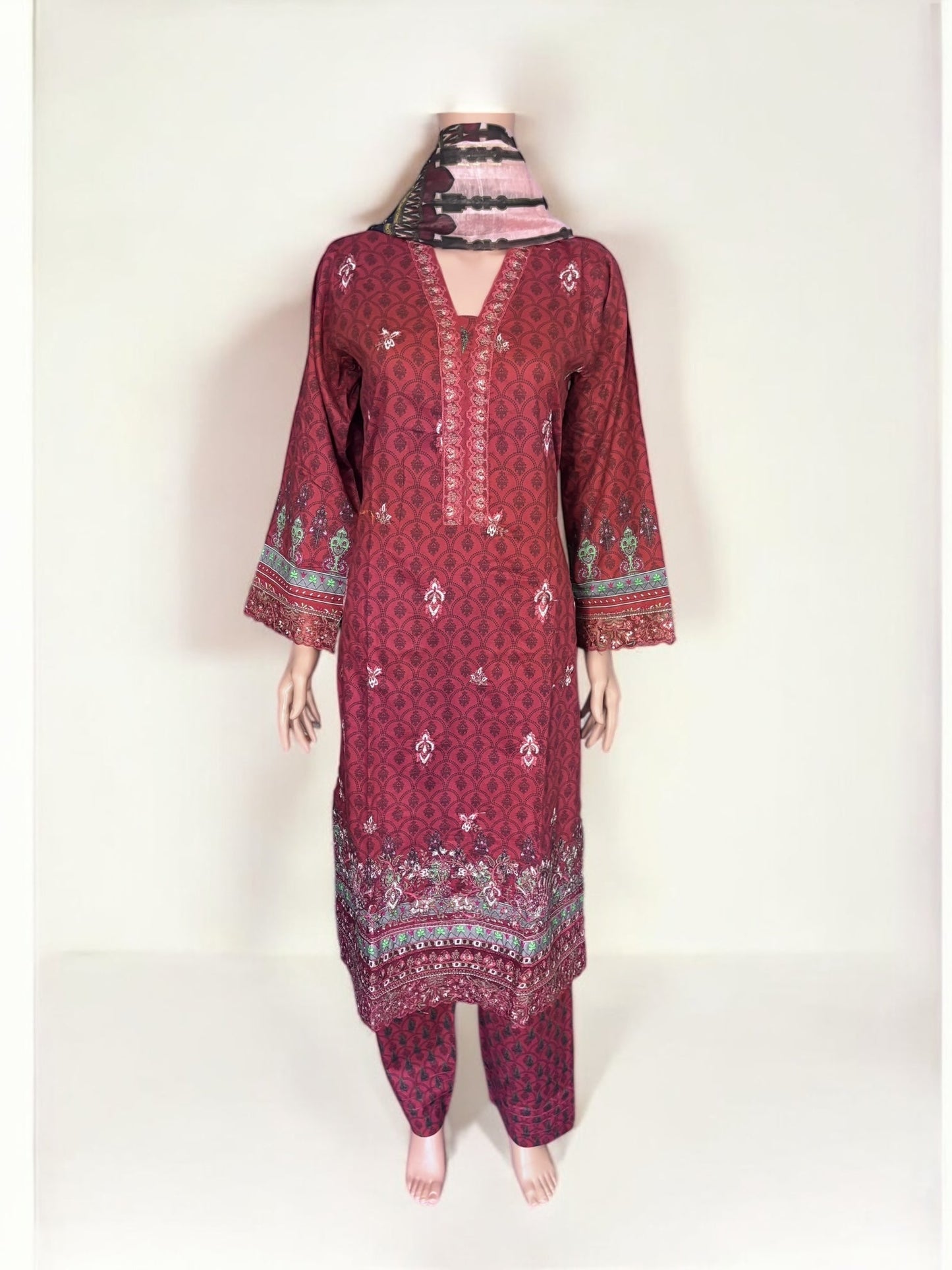 TRADITIONAL PAKISTANI SALWAR KAMEEZ – ETHNIC WEAR FOR WOMEN-285