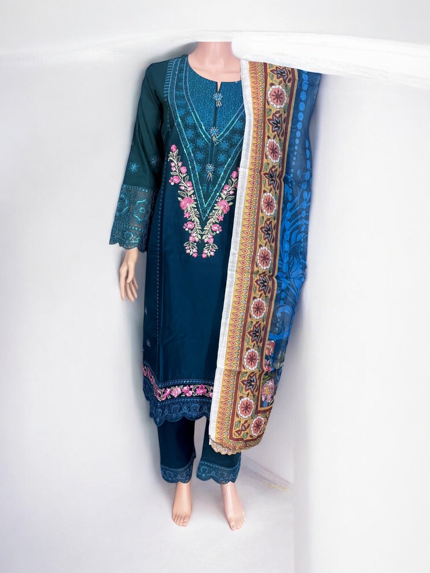 TRADITIONAL SALWAR KAMEEZ SET – ETHNIC WEAR FOR WOMEN- JU40