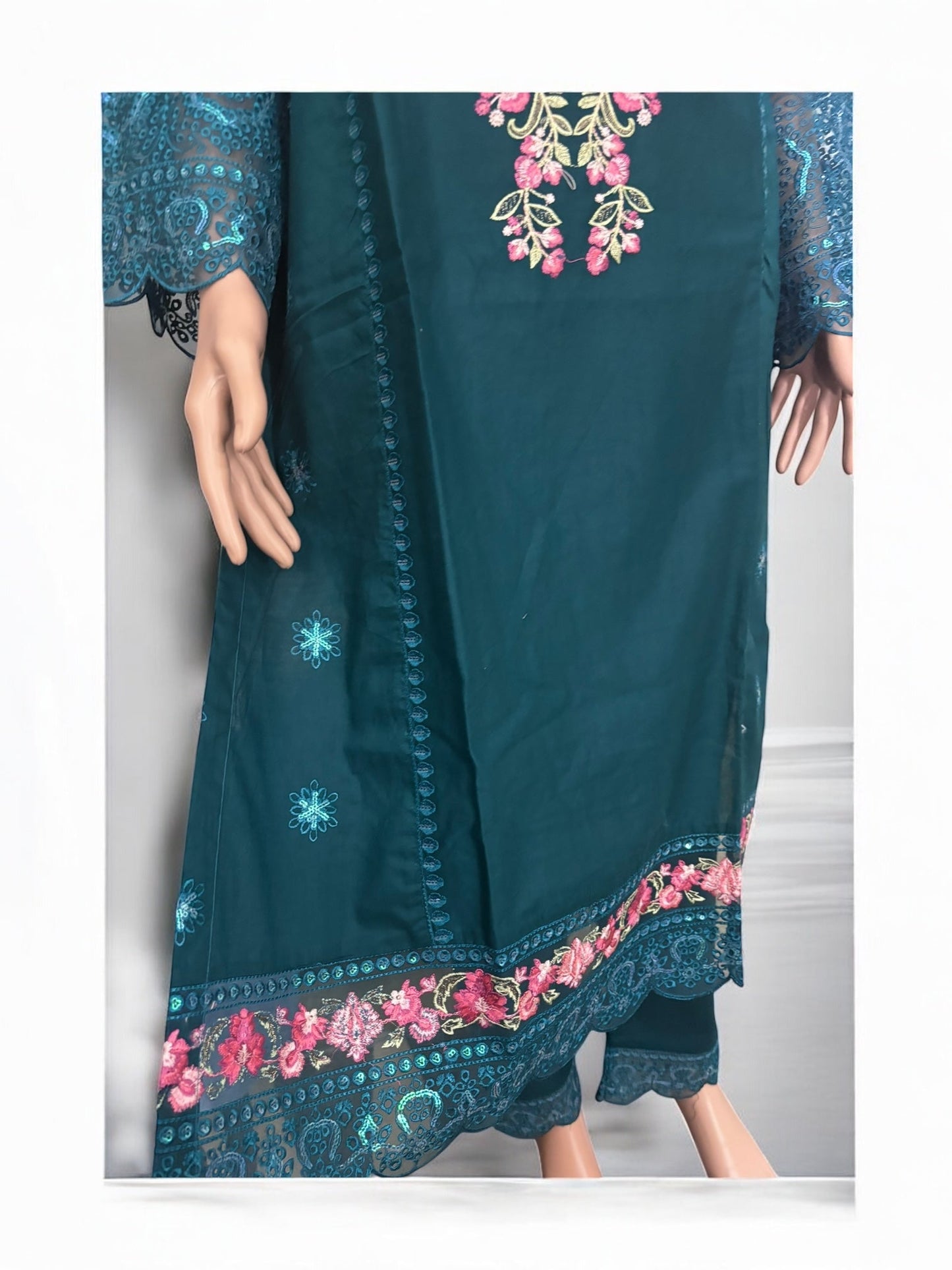 TRADITIONAL SALWAR KAMEEZ SET – ETHNIC WEAR FOR WOMEN- JU40