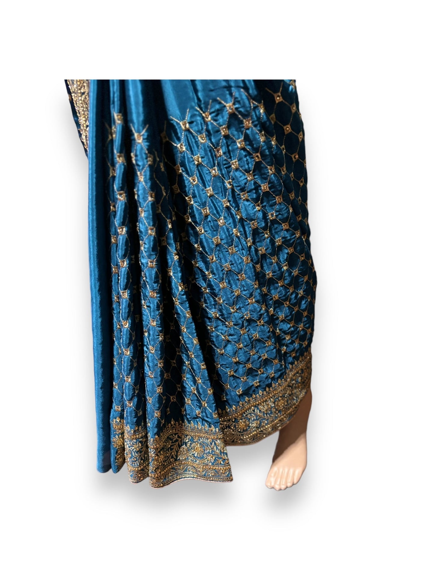 SUBLIME SIMPLICITY: TRADITIONAL DESIGNER SAREE- INDIAN ETHNIC WEAR FOR WOMEN
