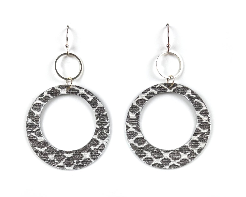 STYLISH SILVERY-GREY SNAKESKIN PRINT HOOP EARRINGS