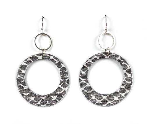 STYLISH SILVERY-GREY SNAKESKIN PRINT HOOP EARRINGS