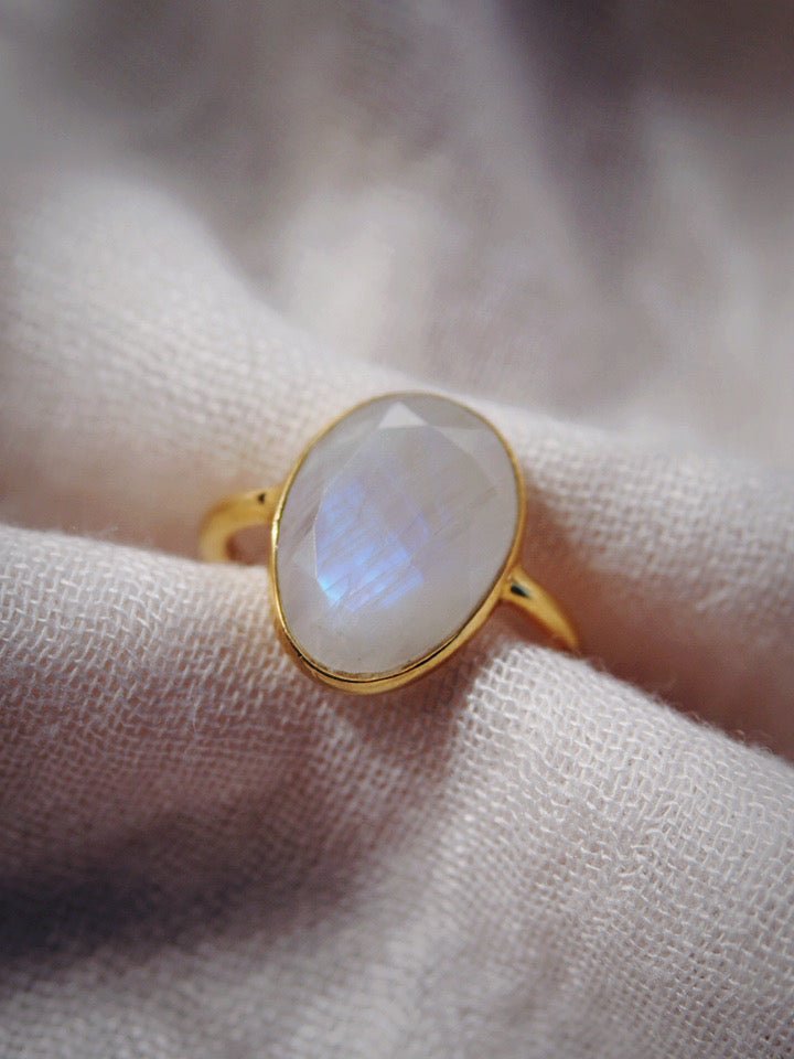 STATEMENT RAINBOW MOONSTONE RING - KEKOA