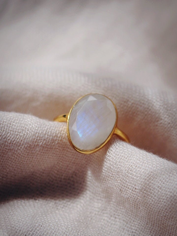 STATEMENT RAINBOW MOONSTONE RING - KEKOA