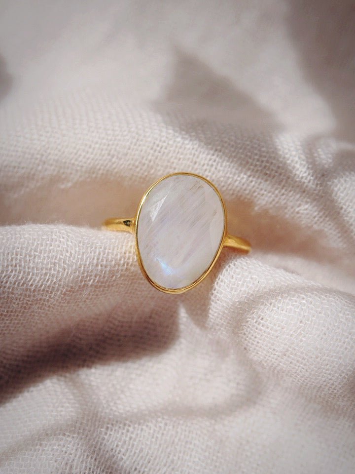 STATEMENT RAINBOW MOONSTONE RING - KEKOA
