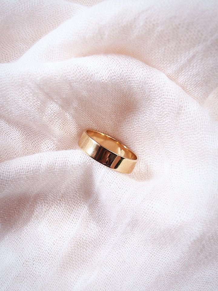 THICK GOLD FLAT BAND RING - HALOA